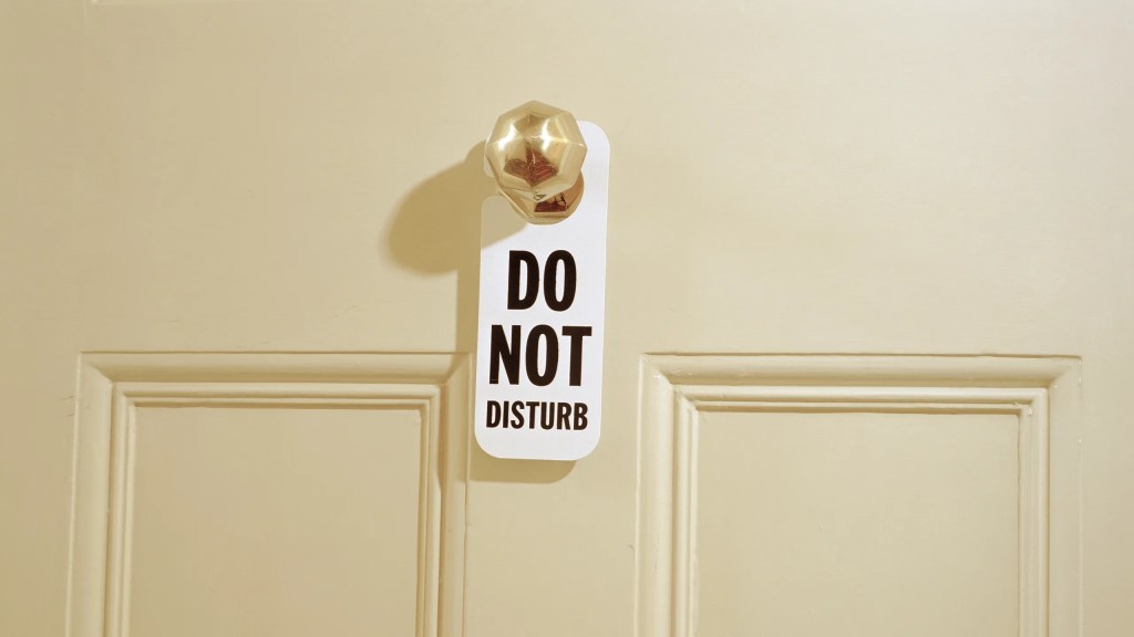 Do Not Disturb : histoire d’un petit panneau devenu&nbsp;culte